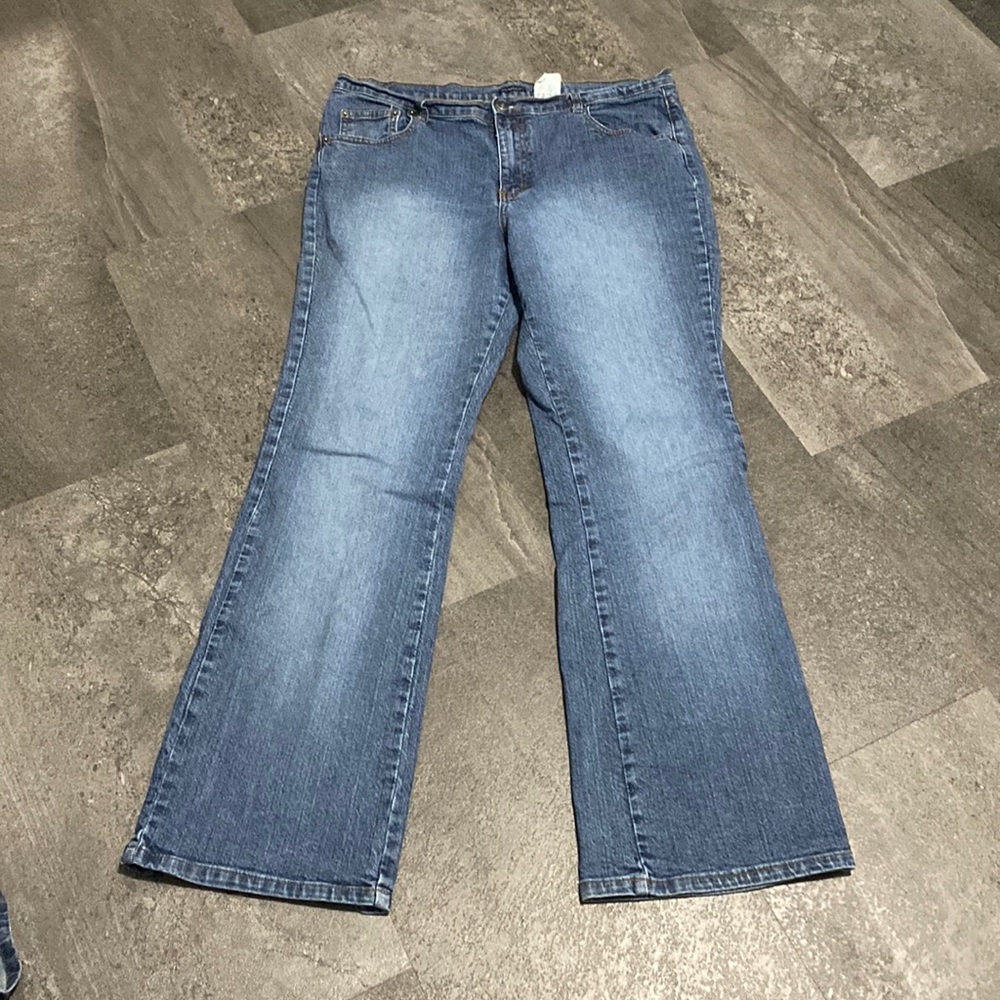 Jordache vintage boot cut jeans in like new condition. Size  17/18